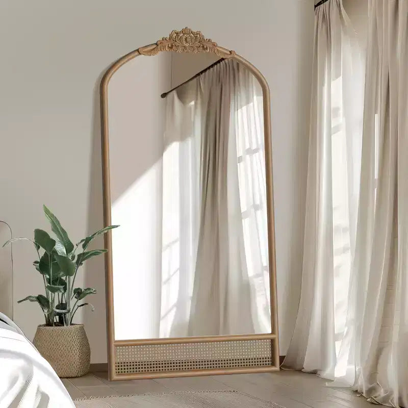 Specchio da parete marrone con cornice in legno ad arco intagliato classico e parte inferiore in rattan, 37 pollici L x 71 pollici H