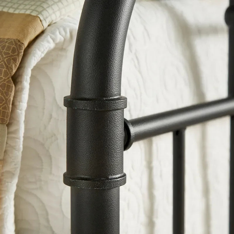 Letto matrimoniale in metallo nero
