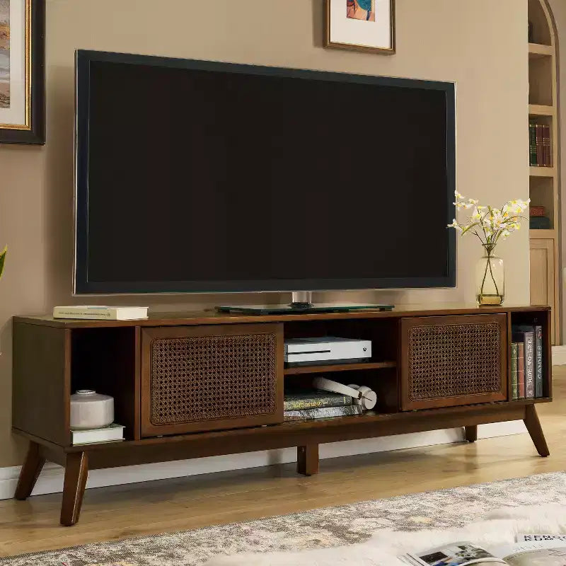 Meuble TV GDFStudio Mandel style moderne du milieu du siècle en bois et rotin de 67,9 po avec 2 portes coulissantes