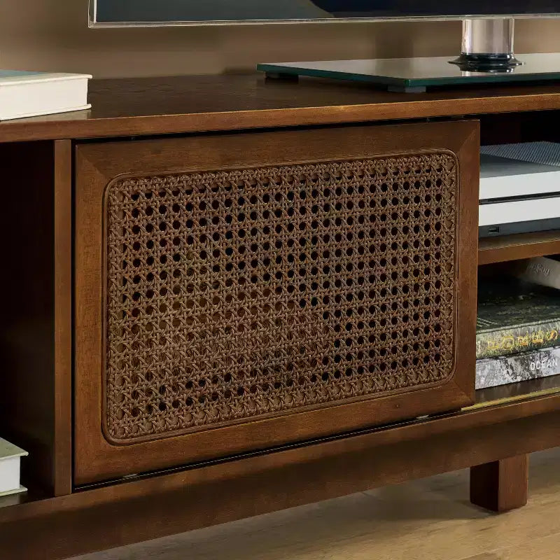 Meuble TV GDFStudio Mandel style moderne du milieu du siècle en bois et rotin de 67,9 po avec 2 portes coulissantes