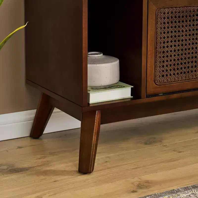 Meuble TV GDFStudio Mandel style moderne du milieu du siècle en bois et rotin de 67,9 po avec 2 portes coulissantes