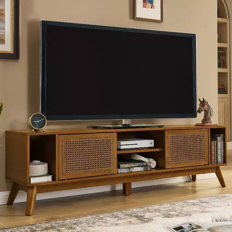 Meuble TV GDFStudio Mandel style moderne du milieu du siècle en bois et rotin de 67,9 po avec 2 portes coulissantes