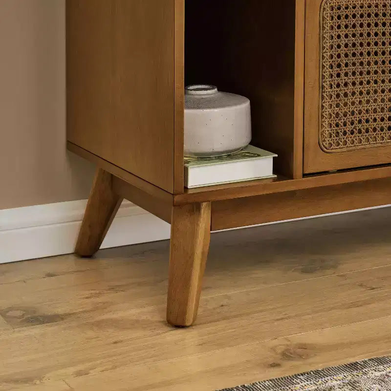 Meuble TV GDFStudio Mandel style moderne du milieu du siècle en bois et rotin de 67,9 po avec 2 portes coulissantes