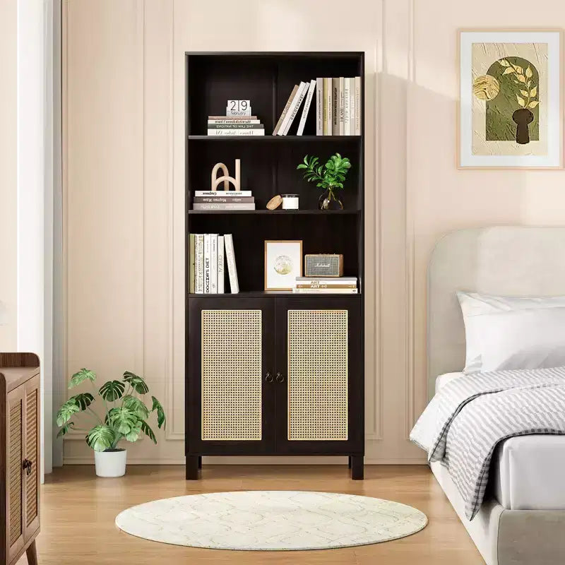 Bibliothèque PexFix à 5 étagères avec portes en rotin, grande étagère de présentation blanche pour bureau à domicile ou chambre à coucher