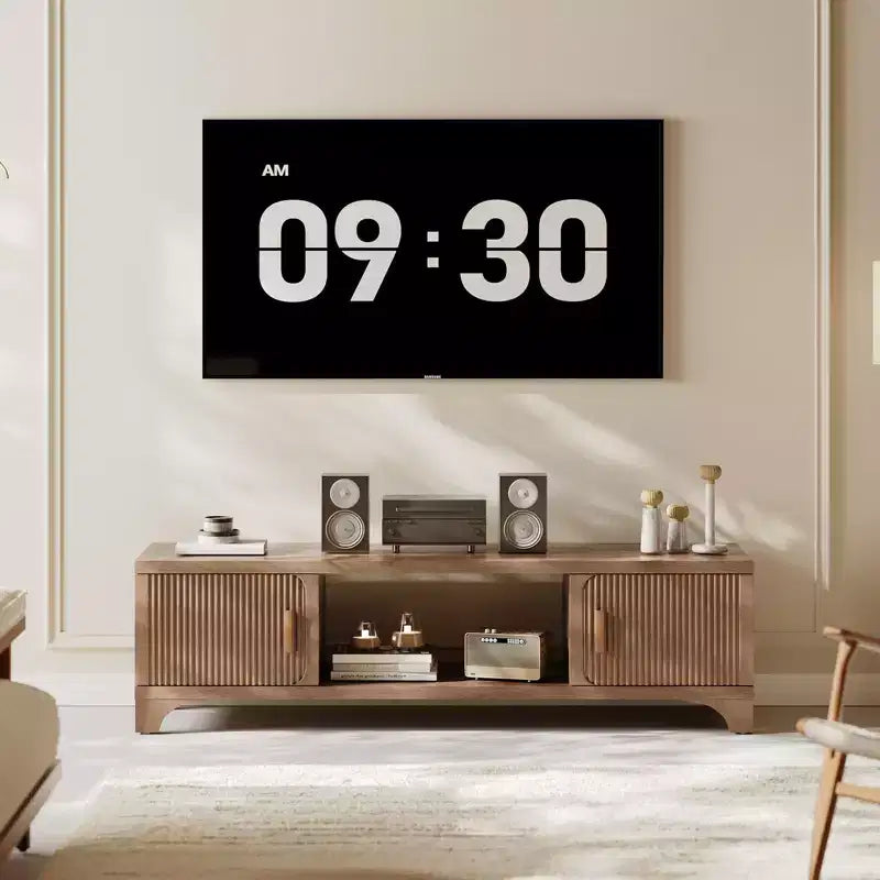 Mobile TV Moderno di Metà Secolo per TV da 55-65 pollici, Consolle Media Boho con Ante Scanalate, Armadietti e Ripiano Aperto