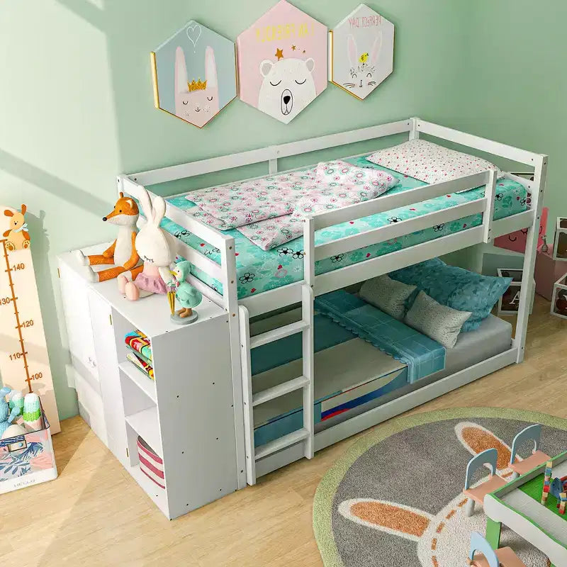 Letto a Castello in Legno Due Letti Singoli Mensole Scaletta Spondine di Protezione Bianco per Bambini