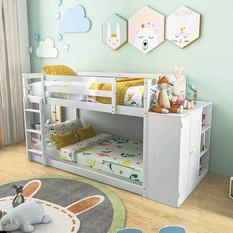 Letto a Castello in Legno Due Letti Singoli Mensole Scaletta Spondine di Protezione Bianco per Bambini