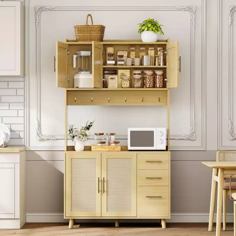 Mobile Dispensa da Cucina in Rattan da 71", Mobile Buffet con Supporto per Microonde, Ripiani Regolabili e 6 Ganci, Naturale