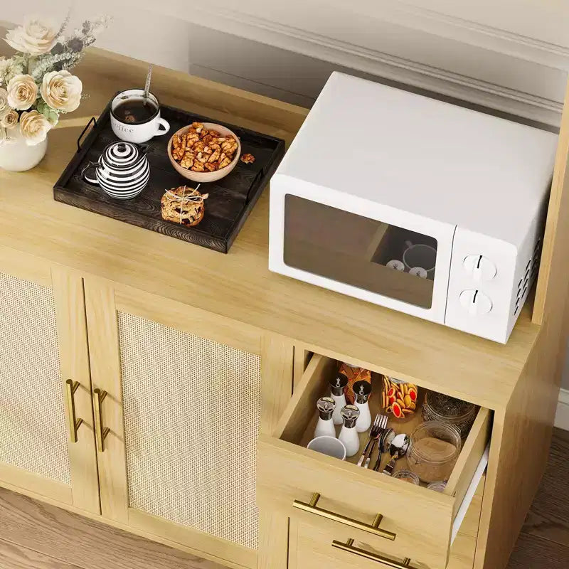 Mobile Dispensa da Cucina in Rattan da 71", Mobile Buffet con Supporto per Microonde, Ripiani Regolabili e 6 Ganci, Naturale
