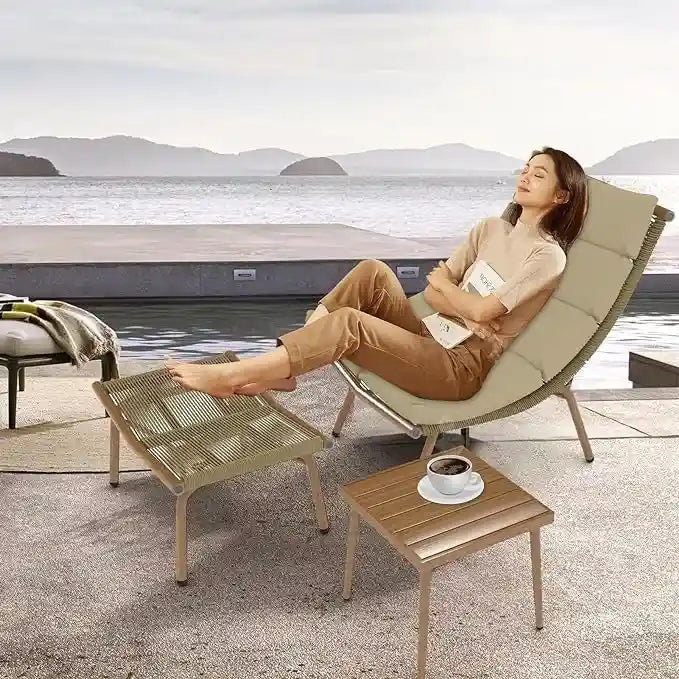 Chaise longue con tavolo per esterni e interni, telaio in lega color legno, capacità 172 kg, con cuscino reclinabile