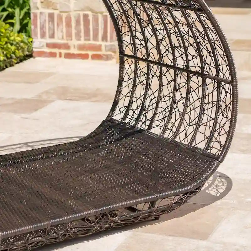 Daybed con baldacchino per esterni in vimini con cuscini resistenti all'acqua