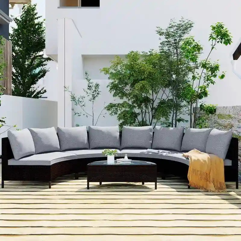 Set Sezionale da 5 Pezzi in Rattan PE Marrone Resistente alle Intemperie Divano da Esterno a Mezzaluna con Tavolo in Vetro Temperato per Patio e Giardino