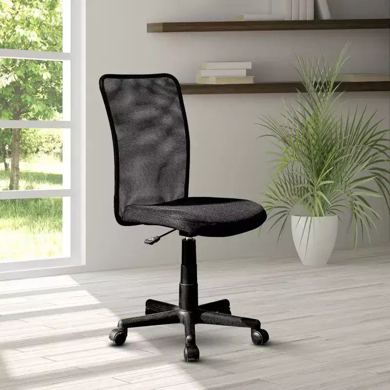 Chaise de bureau en maille noire - Techni Mobili : Réglage pneumatique de la hauteur, Piètement 5 étoiles, Sans accoudoirs