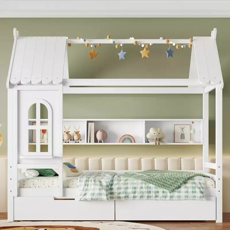 Letto a capanna con cassetti contenitori e finestra, struttura in legno massello con mensole, design giocoso infantile, bianco chiaro