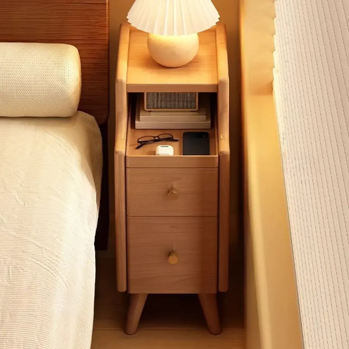 Comodini stretti in legno bianco con cassetti