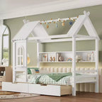 Letto a capanna con cassetti contenitori e finestra, struttura in legno massello con mensole, design giocoso infantile, bianco chiaro