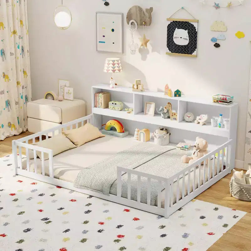Letto a terra Montessori per materasso singolo/una piazza e mezza con libreria, ripiani e sponde di sicurezza bianco/grigio