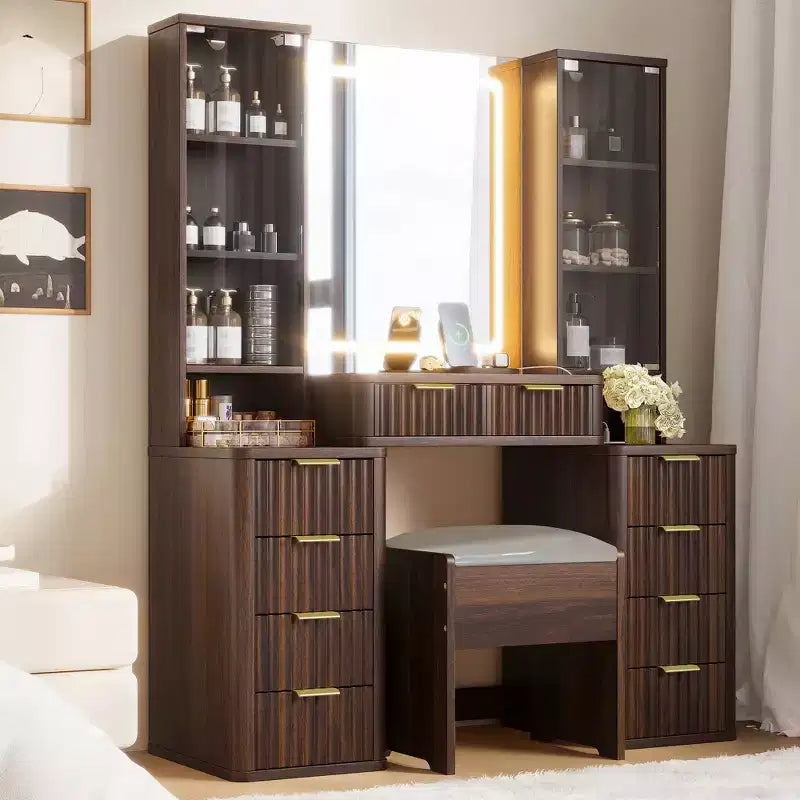 Set vanità moderno JVNOXK da 43,5 pollici con specchio e luce, dotato di cassetti e vetrinetta in vetro trasparente, include sgabello e stazione di ricarica, marrone