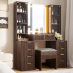 Set vanità moderno JVNOXK da 43,5 pollici con specchio e luce, dotato di cassetti e vetrinetta in vetro trasparente, include sgabello e stazione di ricarica, marrone