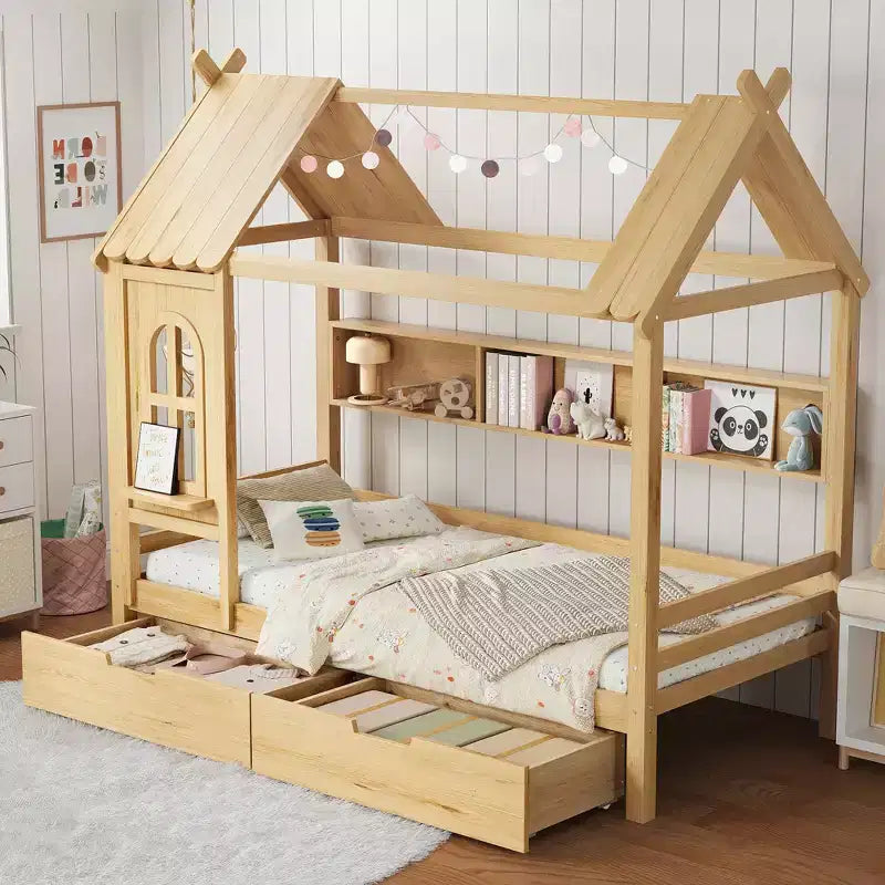 Letto a capanna con cassetti contenitori e finestra, struttura in legno massello con mensole, design giocoso infantile, bianco chiaro