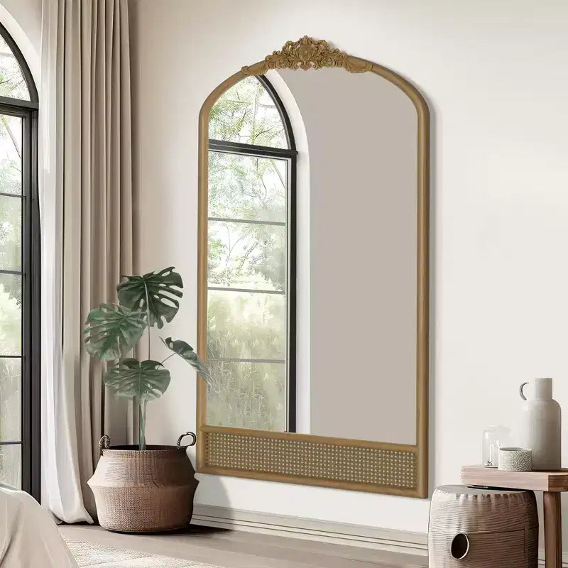Specchio da parete marrone con cornice in legno ad arco intagliato classico e parte inferiore in rattan, 37 pollici L x 71 pollici H