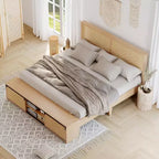 Struttura Letto Boho Farmhouse in Rattan Naturale, Testiera con Vano Contenitore a Porta Scorrevole a Fienile e Luce LED, Gambe di Supporto in Legno Massello.