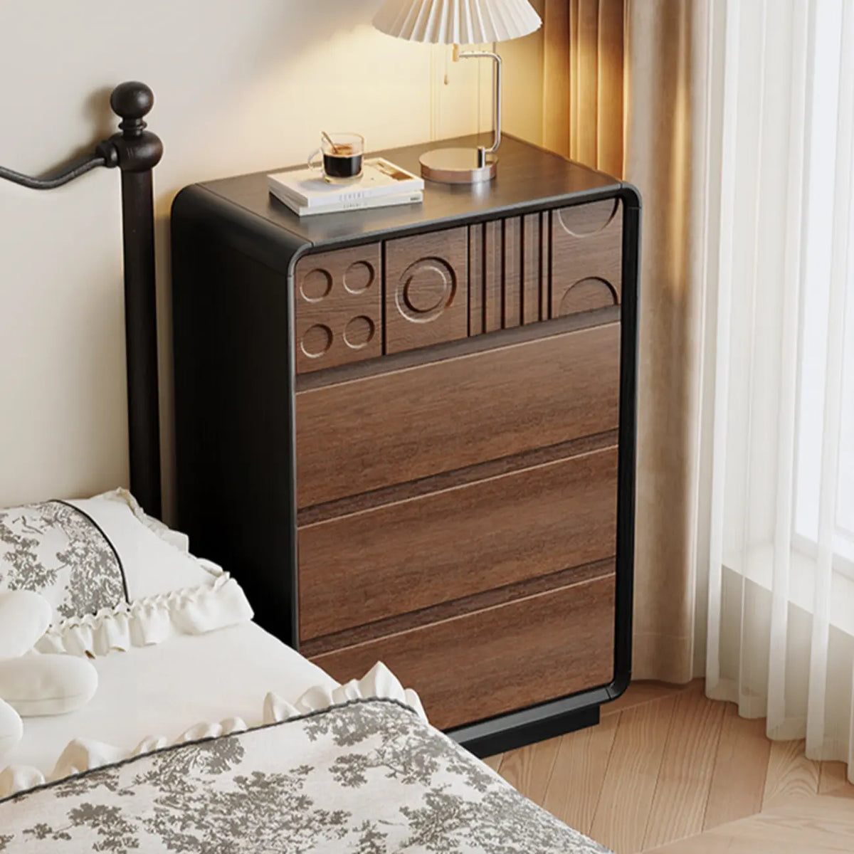 Comò in legno stile Art Déco con intagli geometrici