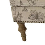 Poltrona in legno imbottita in stile transizionale con motivo floreale, braccioli a pannello e schienale a gobba di cammello