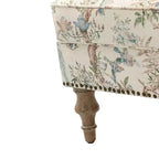 Poltrona in legno imbottita in stile transizionale con motivo floreale, braccioli a pannello e schienale a gobba di cammello