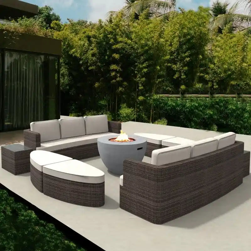 Set da esterno 9 pezzi con divano letto in vimini e tavolo braciere in cemento