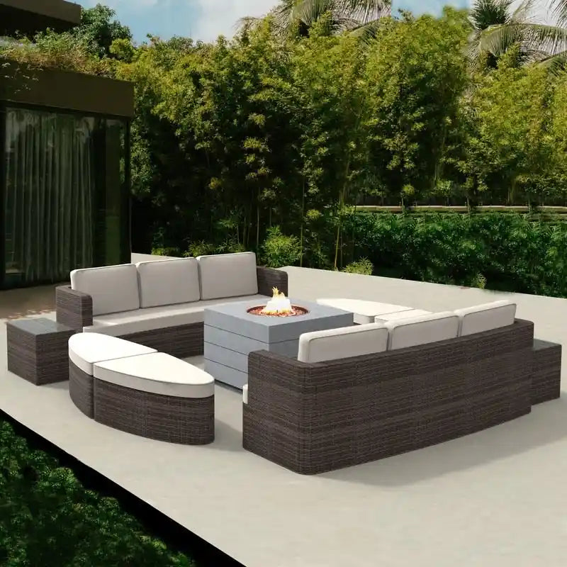 Set da esterno 9 pezzi con divano letto in vimini e tavolo braciere in cemento
