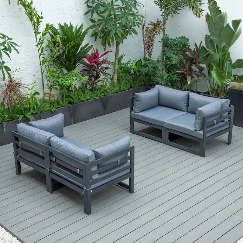 LeisureMod Chelsea Set da 4 Pezzi Sezionale da Esterno con Divanetto Nero in Alluminio con Cuscini