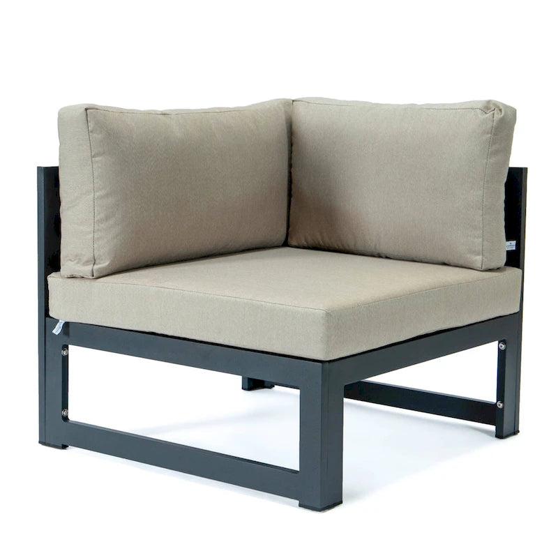 LeisureMod Chelsea Set da 4 Pezzi Sezionale da Esterno con Divanetto Nero in Alluminio con Cuscini