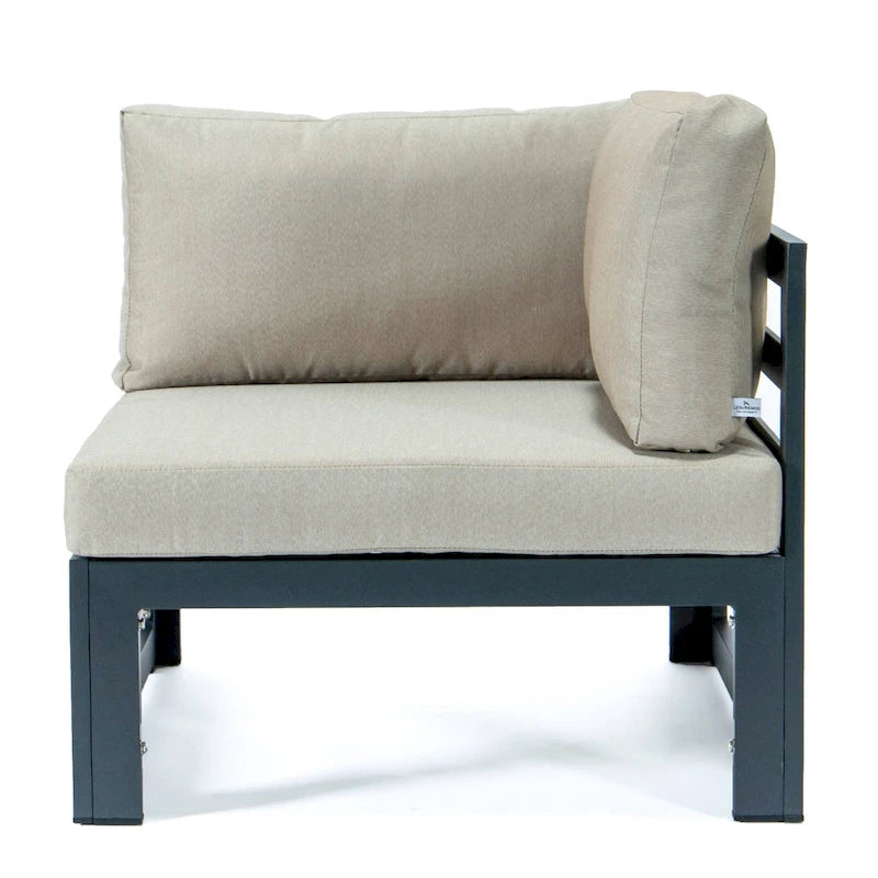 LeisureMod Chelsea Set da 4 Pezzi Sezionale da Esterno con Divanetto Nero in Alluminio con Cuscini
