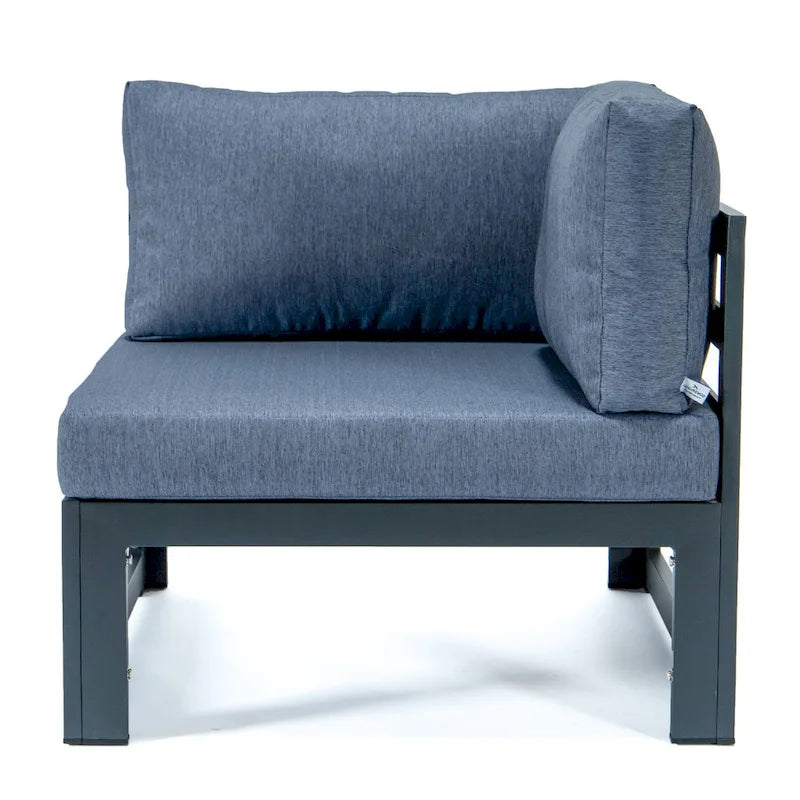LeisureMod Chelsea Set da 4 Pezzi Sezionale da Esterno con Divanetto Nero in Alluminio con Cuscini
