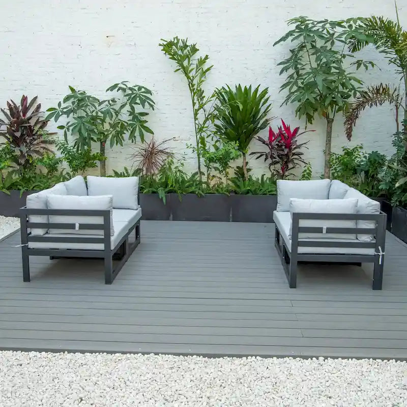 LeisureMod Chelsea Set da 4 Pezzi Sezionale da Esterno con Divanetto Nero in Alluminio con Cuscini
