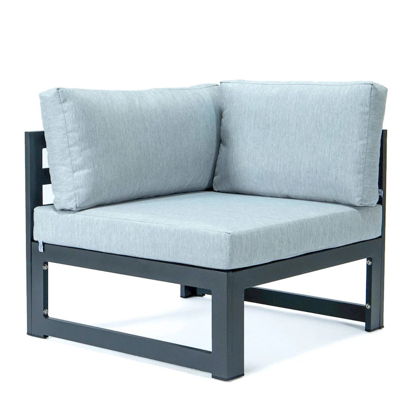 LeisureMod Chelsea Set da 4 Pezzi Sezionale da Esterno con Divanetto Nero in Alluminio con Cuscini