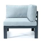 LeisureMod Chelsea Set da 4 Pezzi Sezionale da Esterno con Divanetto Nero in Alluminio con Cuscini