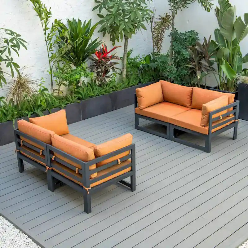 LeisureMod Chelsea Set da 4 Pezzi Sezionale da Esterno con Divanetto Nero in Alluminio con Cuscini