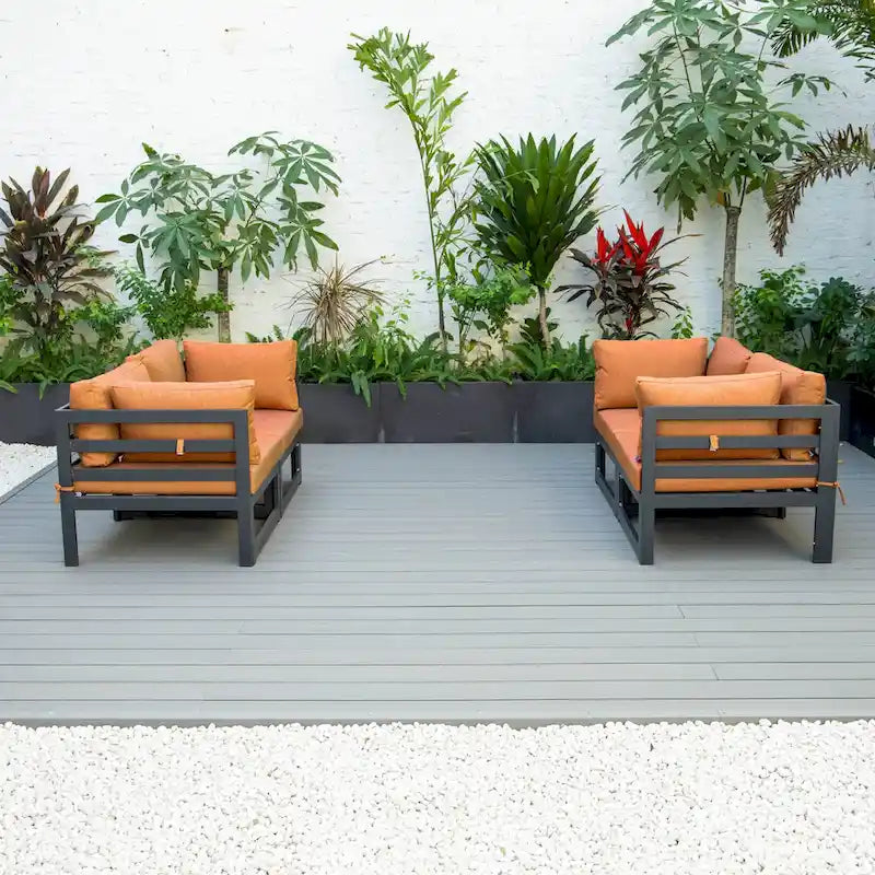 LeisureMod Chelsea Set da 4 Pezzi Sezionale da Esterno con Divanetto Nero in Alluminio con Cuscini