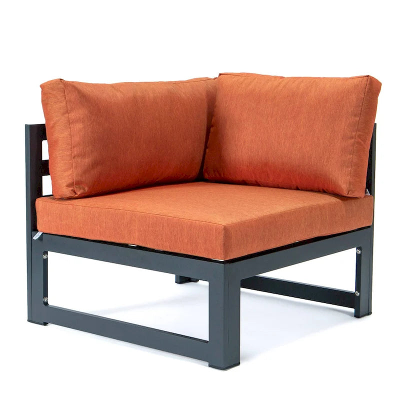 LeisureMod Chelsea Set da 4 Pezzi Sezionale da Esterno con Divanetto Nero in Alluminio con Cuscini