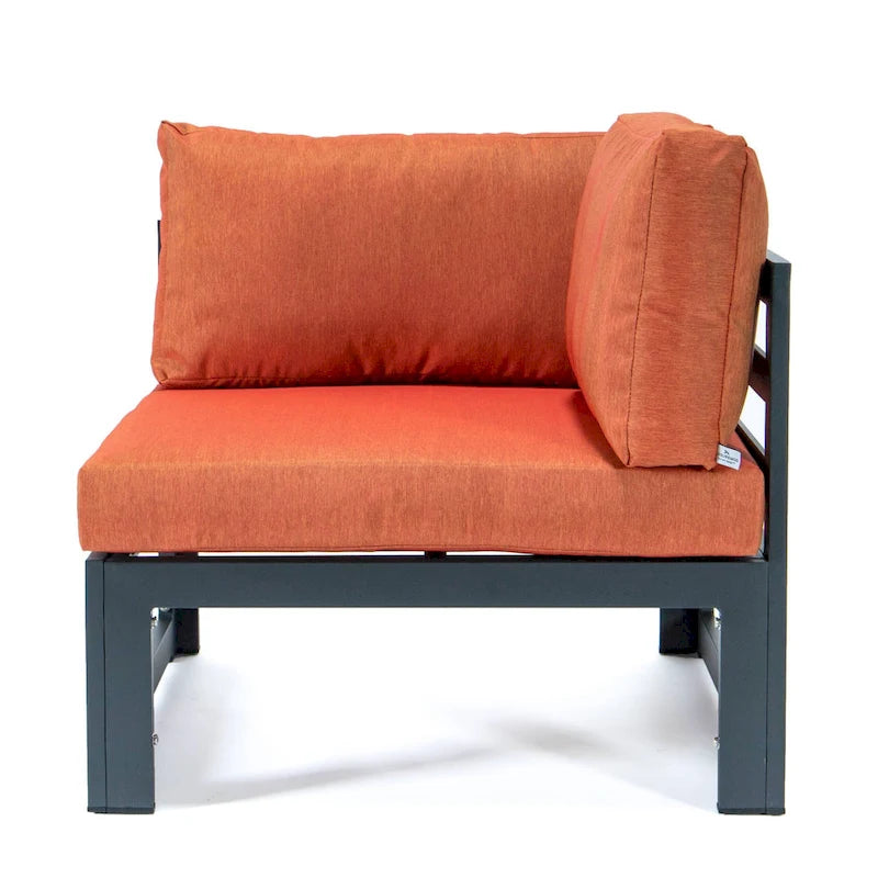 LeisureMod Chelsea Set da 4 Pezzi Sezionale da Esterno con Divanetto Nero in Alluminio con Cuscini