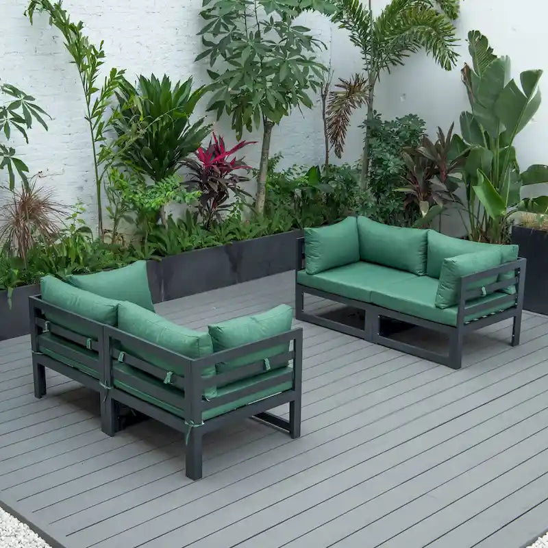 LeisureMod Chelsea Set da 4 Pezzi Sezionale da Esterno con Divanetto Nero in Alluminio con Cuscini