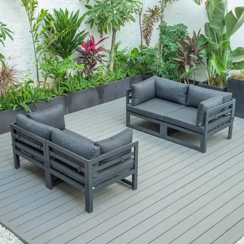 LeisureMod Chelsea Set da 4 Pezzi Sezionale da Esterno con Divanetto Nero in Alluminio con Cuscini
