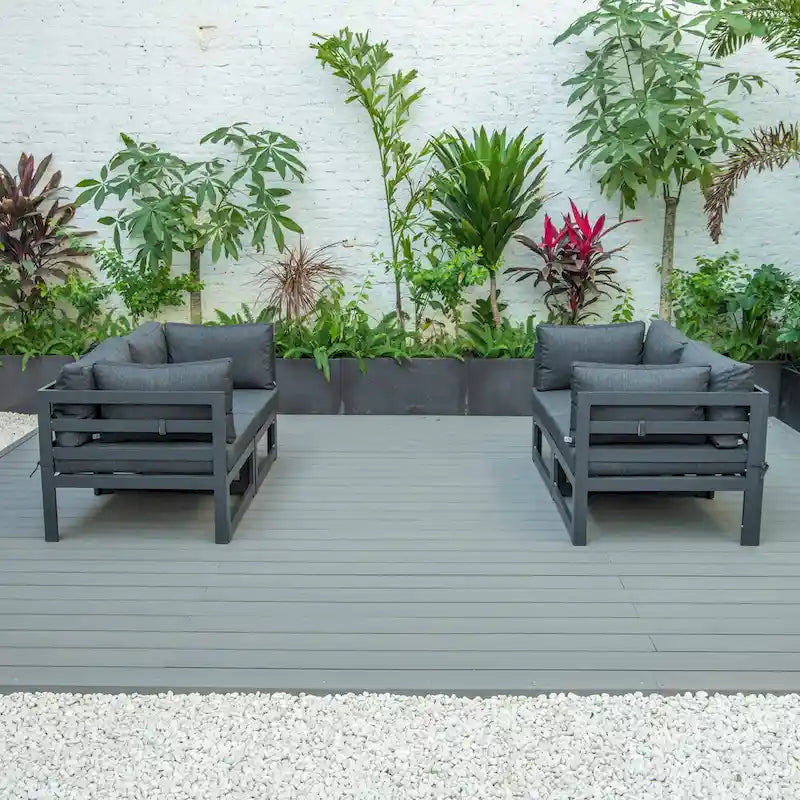 LeisureMod Chelsea Set da 4 Pezzi Sezionale da Esterno con Divanetto Nero in Alluminio con Cuscini