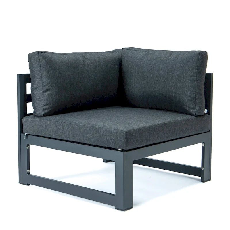LeisureMod Chelsea Set da 4 Pezzi Sezionale da Esterno con Divanetto Nero in Alluminio con Cuscini