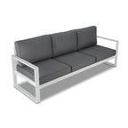 Divano da esterno Baltic in bianco con cuscino grigio di Real Flame