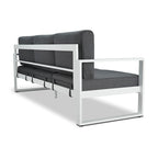 Divano da esterno Baltic in bianco con cuscino grigio di Real Flame