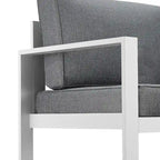 Divano da esterno Baltic in bianco con cuscino grigio di Real Flame