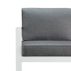 Divano da esterno Baltic in bianco con cuscino grigio di Real Flame